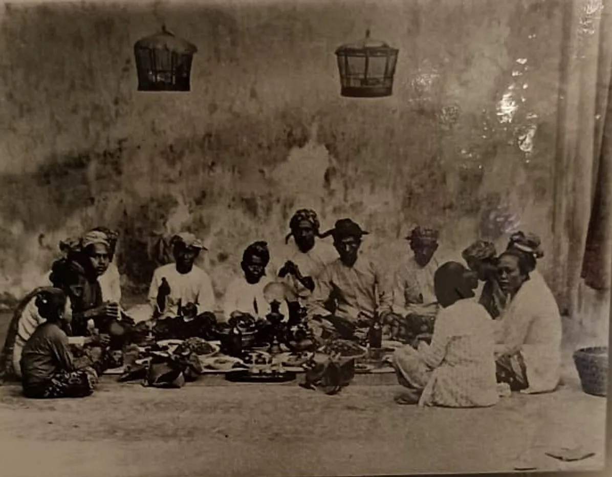 A portrait of a small Javanese family banquet in the era of Dutch colonialism